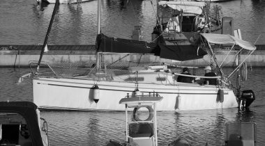 İtalya, Sicilya, Akdeniz, Marina di Ragusa (Ragusa ili); 31 Mayıs 2024, limandaki bir yelkenli teknesinde insanlar - EDITORIAL