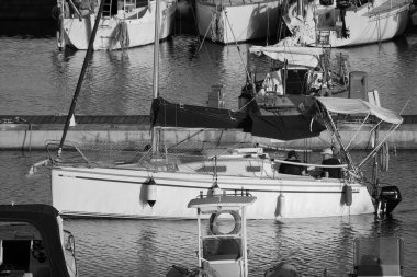 İtalya, Sicilya, Akdeniz, Marina di Ragusa (Ragusa ili); 31 Mayıs 2024, limandaki bir yelkenli teknesinde insanlar - EDITORIAL