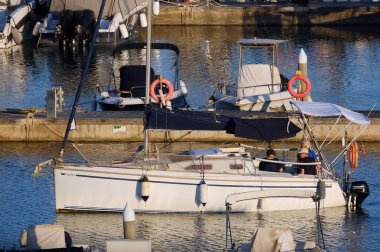 İtalya, Sicilya, Akdeniz, Marina di Ragusa (Ragusa ili); 31 Mayıs 2024, limandaki bir yelkenli teknesinde insanlar - EDITORIAL