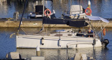 İtalya, Sicilya, Akdeniz, Marina di Ragusa (Ragusa ili); 31 Mayıs 2024, limandaki bir yelkenli teknesinde insanlar - EDITORIAL