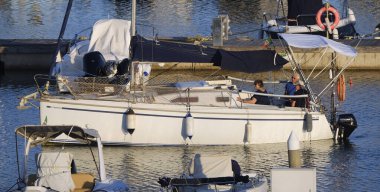 İtalya, Sicilya, Akdeniz, Marina di Ragusa (Ragusa ili); 31 Mayıs 2024, limandaki bir yelkenli teknesinde insanlar - EDITORIAL