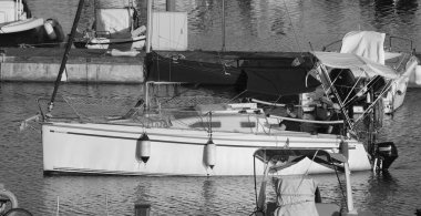 İtalya, Sicilya, Akdeniz, Marina di Ragusa (Ragusa ili); 31 Mayıs 2024, limandaki bir yelkenli teknesinde insanlar - EDITORIAL