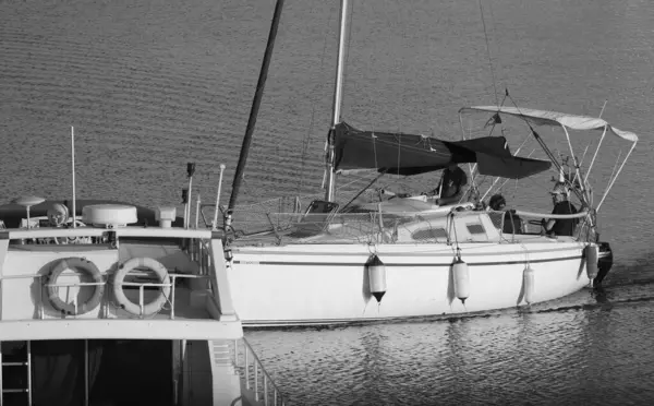 İtalya, Sicilya, Akdeniz, Marina di Ragusa (Ragusa ili); 31 Mayıs 2024, limandaki bir yelkenli teknesinde insanlar - EDITORIAL