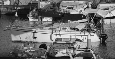 İtalya, Sicilya, Akdeniz, Marina di Ragusa (Ragusa ili); 31 Mayıs 2024, limandaki bir yelkenli teknesinde insanlar - EDITORIAL