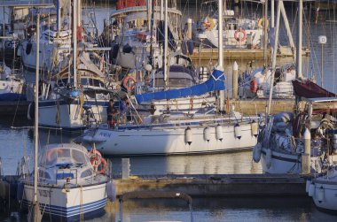 İtalya, Sicilya, Akdeniz, Marina di Ragusa (Ragusa ili); 31 Mayıs 2024, limandaki bir yelkenli teknesinde çift - EDITORIAL