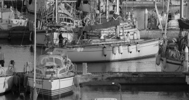 İtalya, Sicilya, Akdeniz, Marina di Ragusa (Ragusa ili); 31 Mayıs 2024, limandaki bir yelkenli teknesinde çift - EDITORIAL