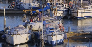 İtalya, Sicilya, Akdeniz, Marina di Ragusa (Ragusa ili); 31 Mayıs 2024, limandaki bir yelkenli teknesinde çift - EDITORIAL