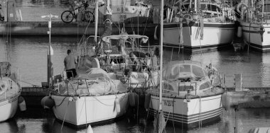 İtalya, Sicilya, Akdeniz, Marina di Ragusa (Ragusa ili); 31 Mayıs 2024, limandaki bir yelkenli teknesinde çift - EDITORIAL