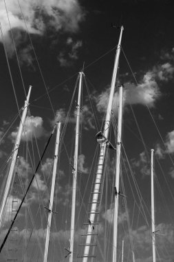 İtalya, Sicilya, Akdeniz, Marina di Ragusa (Ragusa Eyaleti); limanda yelkenli gemi direkleri 