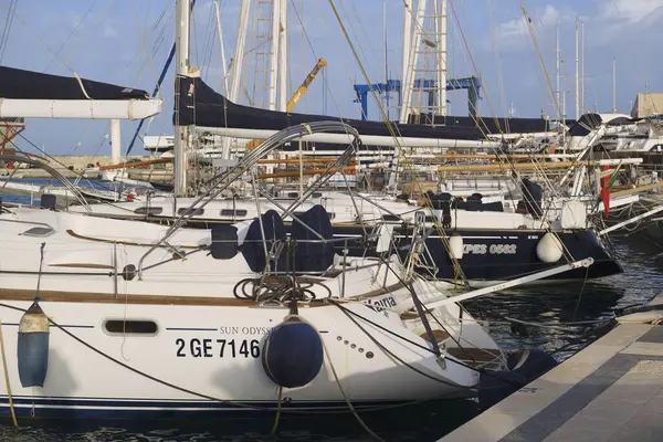 İtalya, Sicilya, Akdeniz, Marina di Ragusa (Ragusa ili); 1 Haziran 2024, limanda lüks yatlar - EDITORIAL