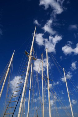 İtalya, Sicilya, Akdeniz, Marina di Ragusa (Ragusa Eyaleti); limanda yelkenli gemi direkleri 