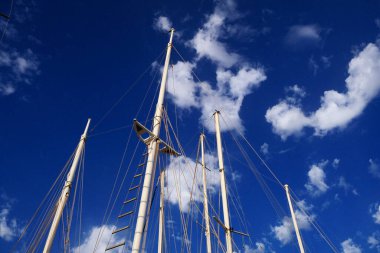 İtalya, Sicilya, Akdeniz, Marina di Ragusa (Ragusa Eyaleti); limanda yelkenli gemi direkleri 