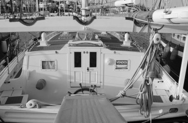 İtalya, Sicilya, Akdeniz, Marina di Ragusa (Ragusa Eyaleti); limanda yelkenli tekneler