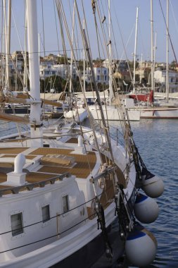 İtalya, Sicilya, Akdeniz, Marina di Ragusa (Ragusa Eyaleti); limanda yelkenli tekneler