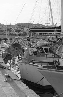 İtalya, Sicilya, Marina di Ragusa (Ragusa Eyaleti), limandaki yerel balıkçı tekneleri 