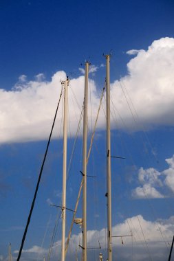 İtalya, Sicilya, Akdeniz, Marina di Ragusa (Ragusa Eyaleti); 1 Haziran 2024, limanda yelkenli gemi direkleri - EDITORIAL