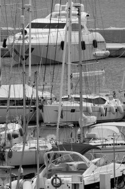 İtalya, Sicilya, Akdeniz, Marina di Ragusa (Ragusa ili); 3 Haziran 2024, limanda lüks yatlar - EDITORIAL