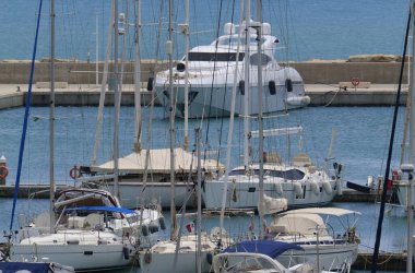 İtalya, Sicilya, Akdeniz, Marina di Ragusa (Ragusa ili); 3 Haziran 2024, limanda lüks yatlar - EDITORIAL