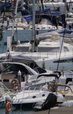 İtalya, Sicilya, Akdeniz, Marina di Ragusa (Ragusa ili); 3 Haziran 2024, limanda lüks yatlar - EDITORIAL