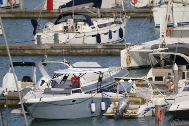 İtalya, Sicilya, Akdeniz, Marina di Ragusa (Ragusa ili); 3 Haziran 2024, limanda motorlu tekneler ve lüks yatlar - EDITORIAL