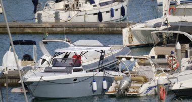 İtalya, Sicilya, Akdeniz, Marina di Ragusa (Ragusa ili); 3 Haziran 2024, limanda motorlu tekneler ve lüks yatlar - EDITORIAL