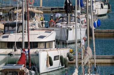 İtalya, Sicilya, Akdeniz, Marina di Ragusa (Ragusa ili); 4 Haziran 2024, limanda insanlar ve motorlu tekneler - EDITORIAL