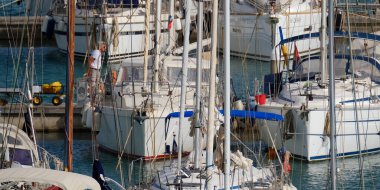 İtalya, Sicilya, Akdeniz, Marina di Ragusa (Ragusa ili); 4 Haziran 2024, limanda insanlar ve motorlu tekneler - EDITORIAL