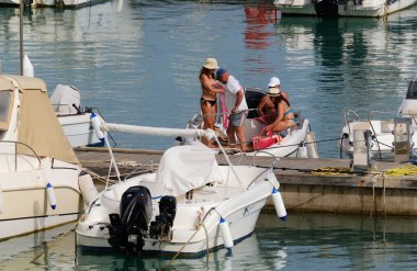 İtalya, Sicilya, Akdeniz, Marina di Ragusa (Ragusa Eyaleti); 9 Haziran 2024, limandaki bir motorlu tekne - EDITORIAL