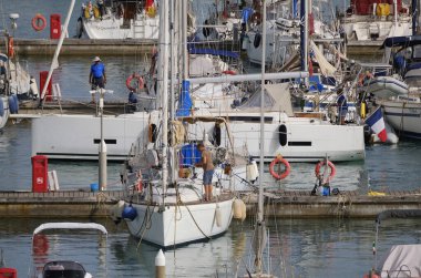 İtalya, Sicilya, Akdeniz, Marina di Ragusa (Ragusa ili); 9 Haziran 2024, limandaki bir yelkenli teknesinde çift - EDITORIAL