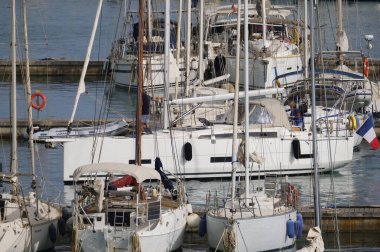 İtalya, Sicilya, Akdeniz, Marina di Ragusa (Ragusa ili); 9 Haziran 2024, limandaki bir yelkenli teknesinde çift - EDITORIAL