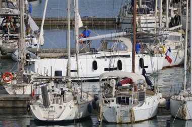 İtalya, Sicilya, Akdeniz, Marina di Ragusa (Ragusa ili); 9 Haziran 2024, limandaki bir yelkenli teknesinde çift - EDITORIAL