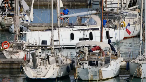 İtalya, Sicilya, Akdeniz, Marina di Ragusa (Ragusa ili); 9 Haziran 2024, limandaki bir yelkenli teknesinde çift - EDITORIAL