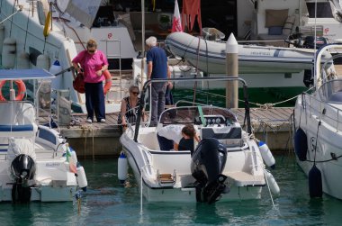 İtalya, Sicilya, Akdeniz, Marina di Ragusa (Ragusa Eyaleti); 11 Haziran 2024, limandaki insanlar ve lüks yatlar - EDITORIAL