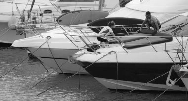 İtalya, Sicilya, Akdeniz, Marina di Ragusa (Ragusa ili); 12 Haziran 2024, limanda lüks bir yatta çift - EDITORIAL