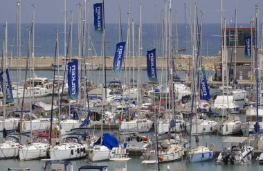 İtalya, Sicilya, Akdeniz, Marina di Ragusa (Ragusa ili); 13 Haziran 2024, limanda lüks yatlar - EDITORIAL