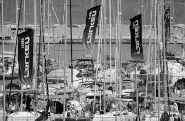 İtalya, Sicilya, Akdeniz, Marina di Ragusa (Ragusa ili); 13 Haziran 2024, limanda lüks yatlar - EDITORIAL