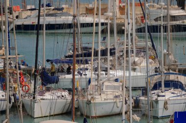 İtalya, Sicilya, Akdeniz, Marina di Ragusa (Ragusa ili); 13 Haziran 2024, limandaki bir yelkenli teknesinde insanlar - EDITORIAL