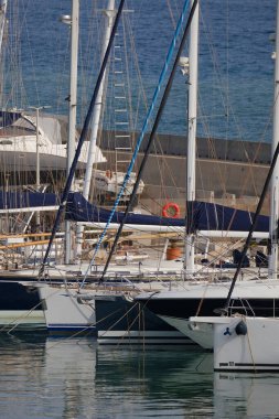 İtalya, Sicilya, Akdeniz, Marina di Ragusa (Ragusa Eyaleti); limanda lüks yatlar 