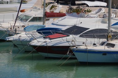 İtalya, Sicilya, Akdeniz, Marina di Ragusa (Ragusa Eyaleti); limanda lüks yatlar 
