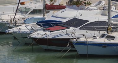 İtalya, Sicilya, Akdeniz, Marina di Ragusa (Ragusa Eyaleti); limanda lüks yatlar 