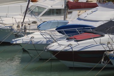 İtalya, Sicilya, Akdeniz, Marina di Ragusa (Ragusa Eyaleti); limanda lüks yatlar 