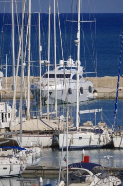 İtalya, Sicilya, Akdeniz, Marina di Ragusa (Ragusa ili); 14 Haziran 2024, limanda lüks yatlar - EDITORIAL