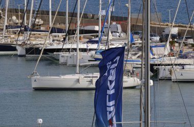 İtalya, Sicilya, Akdeniz, Marina di Ragusa (Ragusa ili); 15 Haziran 2024, limandaki bir yelkenli teknesinde insanlar - EDITORIAL