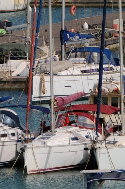İtalya, Sicilya, Akdeniz, Marina di Ragusa (Ragusa ili); 21 Haziran 2024, limanda lüks yatlar - EDITORIAL