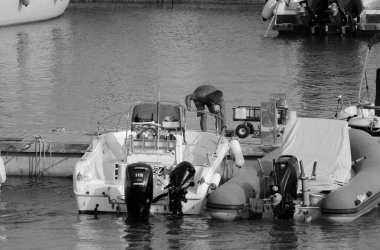 İtalya, Sicilya, Akdeniz, Marina di Ragusa (Ragusa Eyaleti); 21 Haziran 2024, limandaki bir motorlu teknede balıkçı - EDITORIAL