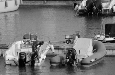 İtalya, Sicilya, Akdeniz, Marina di Ragusa (Ragusa Eyaleti); 21 Haziran 2024, limandaki bir motorlu teknede balıkçı - EDITORIAL