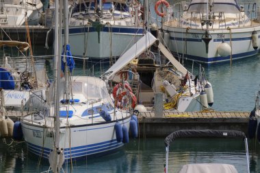 İtalya, Sicilya, Akdeniz, Marina di Ragusa (Ragusa Eyaleti); limanda yelkenli tekneler 