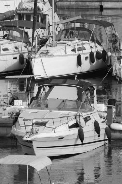 İtalya, Sicilya, Akdeniz, Marina di Ragusa (Ragusa Eyaleti); limanda lüks bir yatta bir çift 