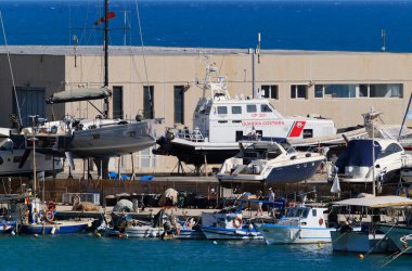 İtalya, Sicilya, Marina di Ragusa (Ragusa Eyaleti), 23 Haziran 2024, limanda yerel balıkçı tekneleri ve lüks yatlar - EDITORIAL