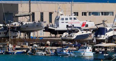 İtalya, Sicilya, Marina di Ragusa (Ragusa Eyaleti), 23 Haziran 2024, limanda yerel balıkçı tekneleri ve lüks yatlar - EDITORIAL